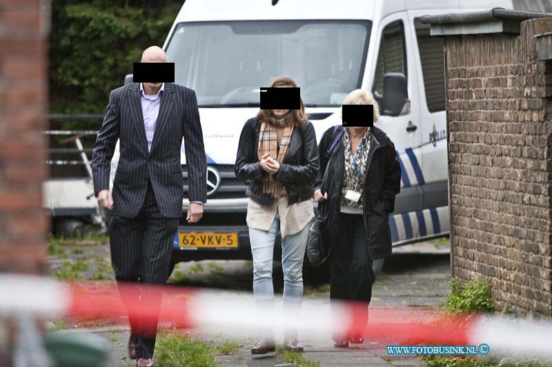 10100606.jpg - FOTOOPDRACHT:Dordrecht:06-10-2010:Foto: De dienst doende officier van justie komt een kijkje nemen op plaats delict.In het begin van de avond heeft een schiet incident plaats gevonden op een binnen terrein met garages aan de Vorensaterstraat te Dordrecht. Bij de schietpartij raakte 1 man zwaar gewond hij werd door de ambulance naar ziekenhuis vervoerd. De dader van de schietpartij werd later in de wijk aangehouden door de politie. De technische recherche houdt een groot  onderzoek op de plaats delict en in de wijk.Deze digitale foto blijft eigendom van FOTOPERSBURO BUSINK. Wij hanteren de voorwaarden van het N.V.F. en N.V.J. Gebruik van deze foto impliceert dat u bekend bent  en akkoord gaat met deze voorwaarden bij publicatie.EB/ETIENNE BUSINK