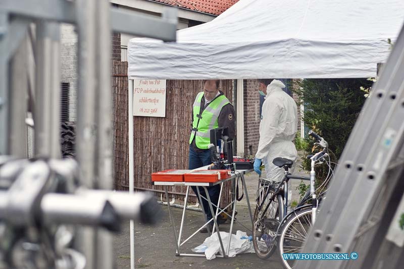 10100607.jpg - FOTOOPDRACHT:Dordrecht:06-10-2010:Foto: Het onderzoek door de technische recherche plaats delict.In het begin van de avond heeft een schiet incident plaats gevonden op een binnen terrein met garages aan de Vorensaterstraat te Dordrecht. Bij de schietpartij raakte 1 man zwaar gewond hij werd door de ambulance naar ziekenhuis vervoerd. De dader van de schietpartij werd later in de wijk aangehouden door de politie. De technische recherche houdt een groot  onderzoek op de plaats delict en in de wijk.Deze digitale foto blijft eigendom van FOTOPERSBURO BUSINK. Wij hanteren de voorwaarden van het N.V.F. en N.V.J. Gebruik van deze foto impliceert dat u bekend bent  en akkoord gaat met deze voorwaarden bij publicatie.EB/ETIENNE BUSINK