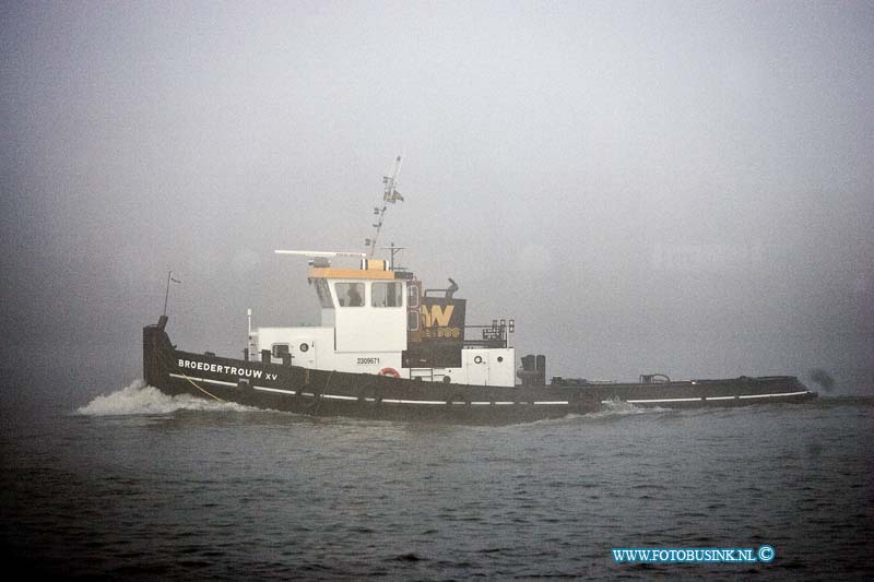 10100702.jpg - FOTOOPDRACHT:Dordrecht:07-10-2010:Schepen varen in de dichte mist op de oude maas t-h handelskade te Dordrecht Deze digitale foto blijft eigendom van FOTOPERSBURO BUSINK. Wij hanteren de voorwaarden van het N.V.F. en N.V.J. Gebruik van deze foto impliceert dat u bekend bent  en akkoord gaat met deze voorwaarden bij publicatie.EB/ETIENNE BUSINK