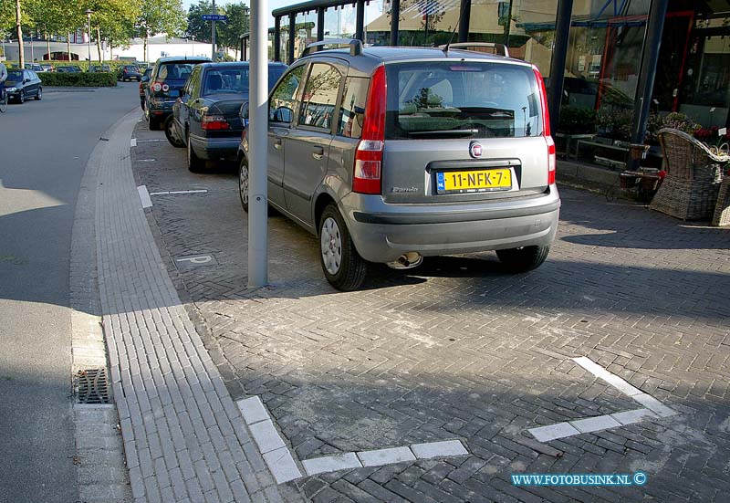 10101101.jpg - FOTOOPDRACHT:Dordrecht:11-10-2010:De nieuwe parkeervakken bij winkelcentrum Bieshof in Stadspolders zijn niet allemaal een succes.In het midden van één van de vakken staat namelijk een lantaarnpaal. Een foutje in de planning, zegt een medewerker van de gemeente. De stratenmakers hadden de paal zien staan, maar kregen opdracht het parkeervak toch aan te leggen. In de loop van volgende week wordt de lantaarnpaal alsnog een paar meter verplaatst.Deze digitale foto blijft eigendom van FOTOPERSBURO BUSINK. Wij hanteren de voorwaarden van het N.V.F. en N.V.J. Gebruik van deze foto impliceert dat u bekend bent  en akkoord gaat met deze voorwaarden bij publicatie.EB/ETIENNE BUSINK