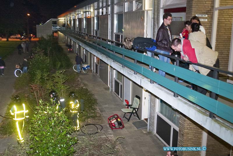 10101104.jpg - FOTOOPDRACHT:Dordrecht:11-10-2010:In een woning aan de HM Trompweg is aan het begin van de avond een brandje ontstaan door een pannetje dat op het vuur stond terwijl er niemand thuis was, maar door de grote rook ontwikkeling die was ontstaan werd er gelijk middel brandalarm gemaakt door de Brandweer. Het vuur was snel onder controle en de bewoners van de andere woningen konden weer terug naar hun woningen.Deze digitale foto blijft eigendom van FOTOPERSBURO BUSINK. Wij hanteren de voorwaarden van het N.V.F. en N.V.J. Gebruik van deze foto impliceert dat u bekend bent  en akkoord gaat met deze voorwaarden bij publicatie.EB/ETIENNE BUSINK