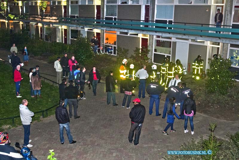 10101105.jpg - FOTOOPDRACHT:Dordrecht:11-10-2010:In een woning aan de HM Trompweg is aan het begin van de avond een brandje ontstaan door een pannetje dat op het vuur stond terwijl er niemand thuis was, maar door de grote rook ontwikkeling die was ontstaan werd er gelijk middel brandalarm gemaakt door de Brandweer. Het vuur was snel onder controle en de bewoners van de andere woningen konden weer terug naar hun woningen.Deze digitale foto blijft eigendom van FOTOPERSBURO BUSINK. Wij hanteren de voorwaarden van het N.V.F. en N.V.J. Gebruik van deze foto impliceert dat u bekend bent  en akkoord gaat met deze voorwaarden bij publicatie.EB/ETIENNE BUSINK