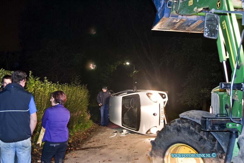 10102201.jpg - FOTOOPDRACHT:Dordrecht:22-10-2010:Bij een ongeval van nacht rond 01.00 uur aan de Kooiwijk 5 Oud Alblas raakte een auto zwaar beschadigd over de toedracht van het ongeval is nog niet bekend op dit moment, de weg was versperd voor het verkeer. De auto werd afgetakeld naar een garageDeze digitale foto blijft eigendom van FOTOPERSBURO BUSINK. Wij hanteren de voorwaarden van het N.V.F. en N.V.J. Gebruik van deze foto impliceert dat u bekend bent  en akkoord gaat met deze voorwaarden bij publicatie.EB/ETIENNE BUSINK