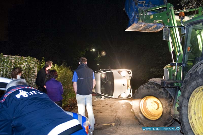 10102202.jpg - FOTOOPDRACHT:Dordrecht:22-10-2010:Bij een ongeval van nacht rond 01.00 uur aan de Kooiwijk 5 Oud Alblas raakte een auto zwaar beschadigd over de toedracht van het ongeval is nog niet bekend op dit moment, de weg was versperd voor het verkeer. De auto werd afgetakeld naar een garageDeze digitale foto blijft eigendom van FOTOPERSBURO BUSINK. Wij hanteren de voorwaarden van het N.V.F. en N.V.J. Gebruik van deze foto impliceert dat u bekend bent  en akkoord gaat met deze voorwaarden bij publicatie.EB/ETIENNE BUSINK