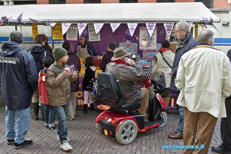 10102205.jpg - FOTOOPDRACHT:Dordrecht:22-10-2010:Het 1001 Marktenfestival op de weekmarkt Statenplein /Sarisgang. Er zijn diverse activiteiten: er is een ballonnenclown en kinderen kunnen zich laten schminken. Ook is er een promotiekraam en een actiebus waar kinderen hun loten in kunnen leveren en daarmee kans maken op een  prijs: zij kunnen met de intocht van Sinterklaas mee op de marktstoomboot.Deze digitale foto blijft eigendom van FOTOPERSBURO BUSINK. Wij hanteren de voorwaarden van het N.V.F. en N.V.J. Gebruik van deze foto impliceert dat u bekend bent  en akkoord gaat met deze voorwaarden bij publicatie.EB/ETIENNE BUSINK