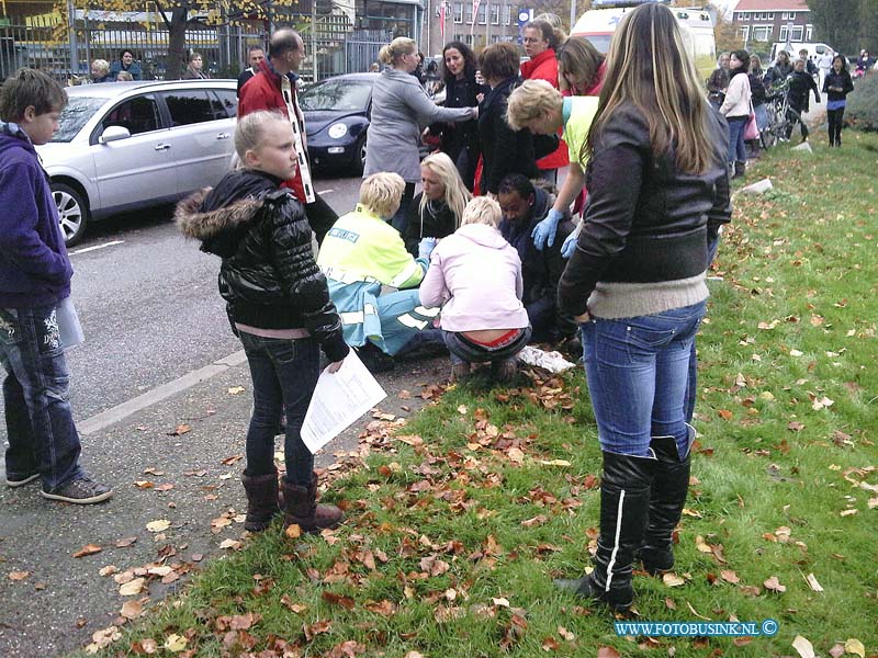 10110102.jpg - FOTOOPDRACHT:Dordrecht:01-11-2010:Kindje aangereden op de viotlekade DordrechtDeze digitale foto blijft eigendom van FOTOPERSBURO BUSINK. Wij hanteren de voorwaarden van het N.V.F. en N.V.J. Gebruik van deze foto impliceert dat u bekend bent  en akkoord gaat met deze voorwaarden bij publicatie.EB/ETIENNE BUSINK