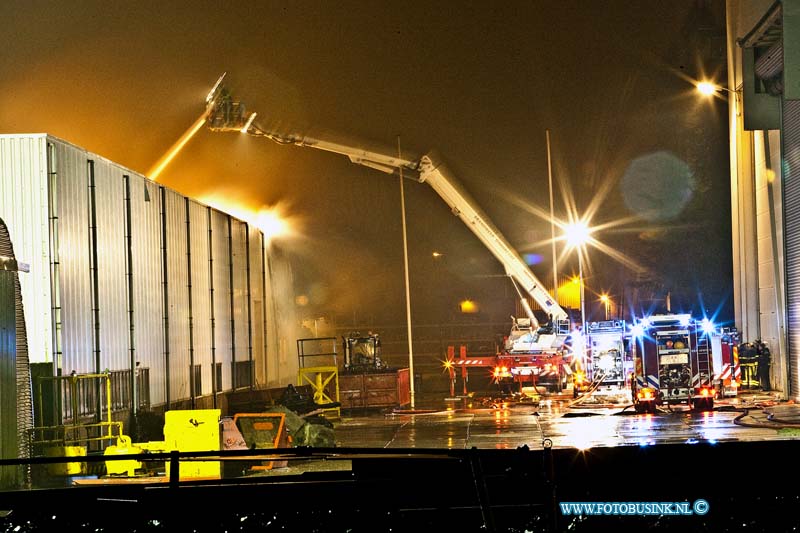 10111003.jpg - FOTOOPDRACHT:Kinderdijk:10-11-2010:Uitslaande brand op scheepswerf: geen gewonden, geen gevaarlijke stoffen KINDERDIJK - In de nacht van dinsdag op woensdag 10 november heeft in een loods van een voormalig trainingscentrum op de scheepswerf van IHC Merwede aan de Smitweg een grote uitslaande brand gewoed. Hierbij raakte niemand gewond. Omstreeks 23.55 uur werd door het bedrijf melding gemaakt van een brand in een leegstaande loods op de werf waarna brandweer korpsen uit de gehele regio uitrukten om het vuur met groot materieel te bestrijden. In het pand waren geen gevaarlijke stoffen aanwezig die door de brand een gevaar vormden voor de volksgezondheid in de directe omgeving en daarbuiten. Gespecialiseerde meetploegen deden hiervoor op de plaats van het incident en aan de overkant van het water in het gebied rondom Ridderkerk zorgvuldig onderzoek en kwamen tot dezelfde conclusie. Ten tijde van het ontstaan van de brand waren er ruim 150 medewerkers op het gehele terrein aanwezig. Zij liepen geen gevaar en vanwege het natuurlijke einde van hun dienst verlieten zij korte tijd later het terrein. Omstreeks 03.00 werd het sein brandmeester gegeven. De brandweer heeft nog enige uren nodig voor de laatste bluswerkzaamheden. Wanneer deze zijn voltooid zal de politie in de komende dagen technisch onderzoek doen in het pand. De loods, die op de nominatie stond om gesloopt te worden, is voor een groot deel verloren gegaan. Omliggende panden bleven gespaard. De brand kreeg de classificatie GRIP 1 wat staat voor Gecoördineerde Regionale Bestrijdingsprocedure waarbij brandweer, politie, GHOR, gemeente, milieudienst en de bedrijfsspecialisten gezamenlijk optrekken op het gebied van bronbestrijding.Deze digitale foto blijft eigendom van FOTOPERSBURO BUSINK. Wij hanteren de voorwaarden van het N.V.F. en N.V.J. Gebruik van deze foto impliceert dat u bekend bent  en akkoord gaat met deze voorwaarden bij publicatie.EB/ETIENNE BUSINK