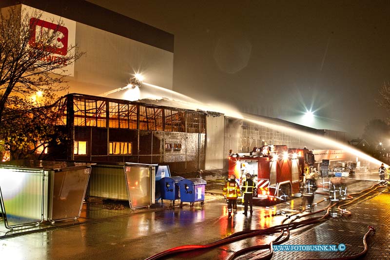 10111005.jpg - FOTOOPDRACHT:Kinderdijk:10-11-2010:Uitslaande brand op scheepswerf: geen gewonden, geen gevaarlijke stoffen KINDERDIJK - In de nacht van dinsdag op woensdag 10 november heeft in een loods van een voormalig trainingscentrum op de scheepswerf van IHC Merwede aan de Smitweg een grote uitslaande brand gewoed. Hierbij raakte niemand gewond. Omstreeks 23.55 uur werd door het bedrijf melding gemaakt van een brand in een leegstaande loods op de werf waarna brandweer korpsen uit de gehele regio uitrukten om het vuur met groot materieel te bestrijden. In het pand waren geen gevaarlijke stoffen aanwezig die door de brand een gevaar vormden voor de volksgezondheid in de directe omgeving en daarbuiten. Gespecialiseerde meetploegen deden hiervoor op de plaats van het incident en aan de overkant van het water in het gebied rondom Ridderkerk zorgvuldig onderzoek en kwamen tot dezelfde conclusie. Ten tijde van het ontstaan van de brand waren er ruim 150 medewerkers op het gehele terrein aanwezig. Zij liepen geen gevaar en vanwege het natuurlijke einde van hun dienst verlieten zij korte tijd later het terrein. Omstreeks 03.00 werd het sein brandmeester gegeven. De brandweer heeft nog enige uren nodig voor de laatste bluswerkzaamheden. Wanneer deze zijn voltooid zal de politie in de komende dagen technisch onderzoek doen in het pand. De loods, die op de nominatie stond om gesloopt te worden, is voor een groot deel verloren gegaan. Omliggende panden bleven gespaard. De brand kreeg de classificatie GRIP 1 wat staat voor Gecoördineerde Regionale Bestrijdingsprocedure waarbij brandweer, politie, GHOR, gemeente, milieudienst en de bedrijfsspecialisten gezamenlijk optrekken op het gebied van bronbestrijding.Deze digitale foto blijft eigendom van FOTOPERSBURO BUSINK. Wij hanteren de voorwaarden van het N.V.F. en N.V.J. Gebruik van deze foto impliceert dat u bekend bent  en akkoord gaat met deze voorwaarden bij publicatie.EB/ETIENNE BUSINK