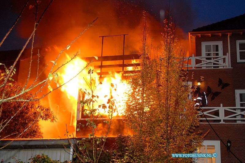 10111006.jpg - FOTOOPDRACHT:Hardinxveld-Giessendam:10-11-2010:Grote brand in woning - rookmelder alarmeert gezin, geen gewondenHARDINXVELD-GIESSENDAM - In een woning aan de Peulenstraat heeft op woensdagmorgen 10 november een grote brand gewoed. Hierbij vielen geen gewonden. De bewoners van het pand werden omstreeks 07.00 uur door de rookmelder gealarmeerd en konden zich op tijd in veiligheid brengen. Zij werden ondergebracht in het nabijgelegen gemeentehuis. Ook bewoners van het naastgelegen pand en van vier andere woningen werden op die locatie en bij familie en kennissen ondergebracht. De brand werd met groot materieel bestreden, de brandweer Hardinxveld-Giessendam en brandweerpersoneel uit de regio zetten alles op alles om de brand zo snel mogelijk onder controle te krijgen en de schade zo beperkt mogelijk te houden. Er werden drie blusvoertuigen, een hoogwerker en een meetploeg ingezet. De woning waarin de brand ontstond is onbewoonbaar verklaard, ook in het naastgelegen pand ontstond brand in de meterkast wat veel brand- en waterschade veroorzaakte. Twee winkelpanden/woningen aan de overkant liepen eveneens wat waterschade op. Meetploegen van de brandweer constateerden geen aanwezigheid van gevaarlijke stoffen waardoor de brand ook geen gevaar vormde voor de volksgezondheid in de directe omgeving en daarbuiten. Omstreeks 10.15 uur gaf de brandweer het sein brandmeester. De oorzaak van de brand is niet bekend. De brandweer heeft nog enige tijd nodig voor de laatste bluswerkzaamheden. Wanneer deze zijn voltooid zal de politie in de komende dagen technisch onderzoek doen op de plaats van het incident. De brand kreeg de classificatie GRIP 1 wat staat voor Gecoördineerde Regionale Bestrijdingsprocedure waarbij brandweer, politie, GHOR, gemeente, milieudienst en de bedrijfsspecialisten gezamenlijk optrekken op het gebied van bronbestrijding. De gemeente Hardinxveld-Giessendam draagt zorg voor de opvang en vervangende woonruimte voor de gedupeerde bewoners.Deze digitale