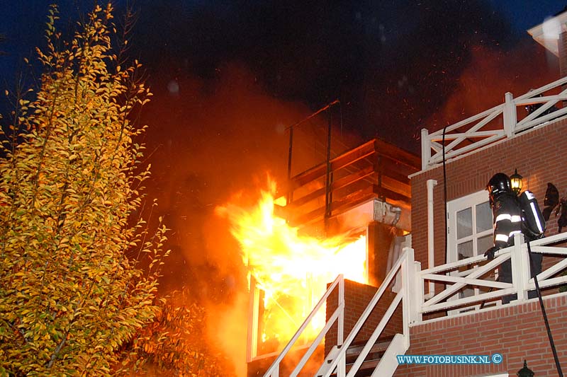 10111007.jpg - FOTOOPDRACHT:Hardinxveld-Giessendam:10-11-2010:Een Uislaande brand woning Peulenstraat van een raad lid van Hardinxveld-Giessendam, heeft de monumentale woning volledig verwoest. De brandweer zette groot matrieel in en maakt grip 1 brand van. het na blussen duurde nog de gehel ochtend. de bewonners van het pand werden gewaarschuwd door een rook melder. Er zijn 10 naast liggende woning ontruimt de bewoners werden opgevangen in het gemeentehuis.Deze digitale foto blijft eigendom van FOTOPERSBURO BUSINK. Wij hanteren de voorwaarden van het N.V.F. en N.V.J. Gebruik van deze foto impliceert dat u bekend bent  en akkoord gaat met deze voorwaarden bij publicatie.EB/ETIENNE BUSINK