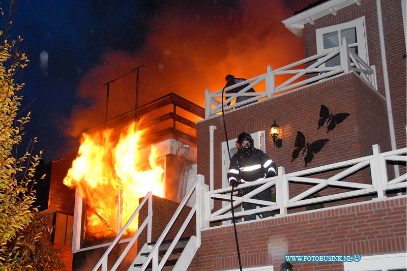 10111008.jpg - FOTOOPDRACHT:Hardinxveld-Giessendam:10-11-2010:Grote brand in woning - rookmelder alarmeert gezin, geen gewondenHARDINXVELD-GIESSENDAM - In een woning aan de Peulenstraat heeft op woensdagmorgen 10 november een grote brand gewoed. Hierbij vielen geen gewonden. De bewoners van het pand werden omstreeks 07.00 uur door de rookmelder gealarmeerd en konden zich op tijd in veiligheid brengen. Zij werden ondergebracht in het nabijgelegen gemeentehuis. Ook bewoners van het naastgelegen pand en van vier andere woningen werden op die locatie en bij familie en kennissen ondergebracht. De brand werd met groot materieel bestreden, de brandweer Hardinxveld-Giessendam en brandweerpersoneel uit de regio zetten alles op alles om de brand zo snel mogelijk onder controle te krijgen en de schade zo beperkt mogelijk te houden. Er werden drie blusvoertuigen, een hoogwerker en een meetploeg ingezet. De woning waarin de brand ontstond is onbewoonbaar verklaard, ook in het naastgelegen pand ontstond brand in de meterkast wat veel brand- en waterschade veroorzaakte. Twee winkelpanden/woningen aan de overkant liepen eveneens wat waterschade op. Meetploegen van de brandweer constateerden geen aanwezigheid van gevaarlijke stoffen waardoor de brand ook geen gevaar vormde voor de volksgezondheid in de directe omgeving en daarbuiten. Omstreeks 10.15 uur gaf de brandweer het sein brandmeester. De oorzaak van de brand is niet bekend. De brandweer heeft nog enige tijd nodig voor de laatste bluswerkzaamheden. Wanneer deze zijn voltooid zal de politie in de komende dagen technisch onderzoek doen op de plaats van het incident. De brand kreeg de classificatie GRIP 1 wat staat voor Gecoördineerde Regionale Bestrijdingsprocedure waarbij brandweer, politie, GHOR, gemeente, milieudienst en de bedrijfsspecialisten gezamenlijk optrekken op het gebied van bronbestrijding. De gemeente Hardinxveld-Giessendam draagt zorg voor de opvang en vervangende woonruimte voor de gedupeerde bewoners.Deze digitale