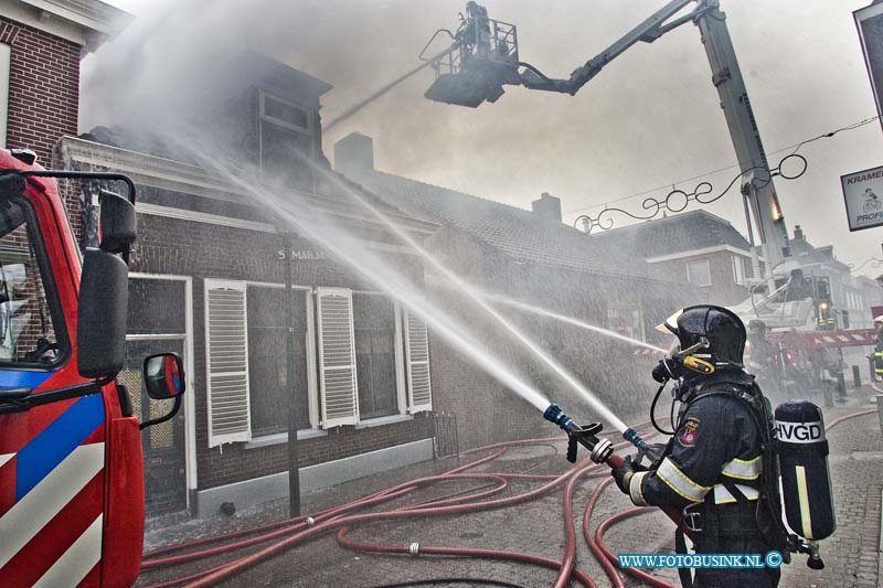 10111009.jpg - FOTOOPDRACHT:Hardinxveld-Giessendam:10-11-2010:Grote brand in woning - rookmelder alarmeert gezin, geen gewondenHARDINXVELD-GIESSENDAM - In een woning aan de Peulenstraat heeft op woensdagmorgen 10 november een grote brand gewoed. Hierbij vielen geen gewonden. De bewoners van het pand werden omstreeks 07.00 uur door de rookmelder gealarmeerd en konden zich op tijd in veiligheid brengen. Zij werden ondergebracht in het nabijgelegen gemeentehuis. Ook bewoners van het naastgelegen pand en van vier andere woningen werden op die locatie en bij familie en kennissen ondergebracht. De brand werd met groot materieel bestreden, de brandweer Hardinxveld-Giessendam en brandweerpersoneel uit de regio zetten alles op alles om de brand zo snel mogelijk onder controle te krijgen en de schade zo beperkt mogelijk te houden. Er werden drie blusvoertuigen, een hoogwerker en een meetploeg ingezet. De woning waarin de brand ontstond is onbewoonbaar verklaard, ook in het naastgelegen pand ontstond brand in de meterkast wat veel brand- en waterschade veroorzaakte. Twee winkelpanden/woningen aan de overkant liepen eveneens wat waterschade op. Meetploegen van de brandweer constateerden geen aanwezigheid van gevaarlijke stoffen waardoor de brand ook geen gevaar vormde voor de volksgezondheid in de directe omgeving en daarbuiten. Omstreeks 10.15 uur gaf de brandweer het sein brandmeester. De oorzaak van de brand is niet bekend. De brandweer heeft nog enige tijd nodig voor de laatste bluswerkzaamheden. Wanneer deze zijn voltooid zal de politie in de komende dagen technisch onderzoek doen op de plaats van het incident. De brand kreeg de classificatie GRIP 1 wat staat voor Gecoördineerde Regionale Bestrijdingsprocedure waarbij brandweer, politie, GHOR, gemeente, milieudienst en de bedrijfsspecialisten gezamenlijk optrekken op het gebied van bronbestrijding. De gemeente Hardinxveld-Giessendam draagt zorg voor de opvang en vervangende woonruimte voor de gedupeerde bewoners.Deze digitale