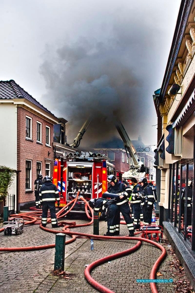 10111010.jpg - FOTOOPDRACHT:Hardinxveld-Giessendam:10-11-2010:Grote brand in woning - rookmelder alarmeert gezin, geen gewondenHARDINXVELD-GIESSENDAM - In een woning aan de Peulenstraat heeft op woensdagmorgen 10 november een grote brand gewoed. Hierbij vielen geen gewonden. De bewoners van het pand werden omstreeks 07.00 uur door de rookmelder gealarmeerd en konden zich op tijd in veiligheid brengen. Zij werden ondergebracht in het nabijgelegen gemeentehuis. Ook bewoners van het naastgelegen pand en van vier andere woningen werden op die locatie en bij familie en kennissen ondergebracht. De brand werd met groot materieel bestreden, de brandweer Hardinxveld-Giessendam en brandweerpersoneel uit de regio zetten alles op alles om de brand zo snel mogelijk onder controle te krijgen en de schade zo beperkt mogelijk te houden. Er werden drie blusvoertuigen, een hoogwerker en een meetploeg ingezet. De woning waarin de brand ontstond is onbewoonbaar verklaard, ook in het naastgelegen pand ontstond brand in de meterkast wat veel brand- en waterschade veroorzaakte. Twee winkelpanden/woningen aan de overkant liepen eveneens wat waterschade op. Meetploegen van de brandweer constateerden geen aanwezigheid van gevaarlijke stoffen waardoor de brand ook geen gevaar vormde voor de volksgezondheid in de directe omgeving en daarbuiten. Omstreeks 10.15 uur gaf de brandweer het sein brandmeester. De oorzaak van de brand is niet bekend. De brandweer heeft nog enige tijd nodig voor de laatste bluswerkzaamheden. Wanneer deze zijn voltooid zal de politie in de komende dagen technisch onderzoek doen op de plaats van het incident. De brand kreeg de classificatie GRIP 1 wat staat voor Gecoördineerde Regionale Bestrijdingsprocedure waarbij brandweer, politie, GHOR, gemeente, milieudienst en de bedrijfsspecialisten gezamenlijk optrekken op het gebied van bronbestrijding. De gemeente Hardinxveld-Giessendam draagt zorg voor de opvang en vervangende woonruimte voor de gedupeerde bewoners.Deze digitale