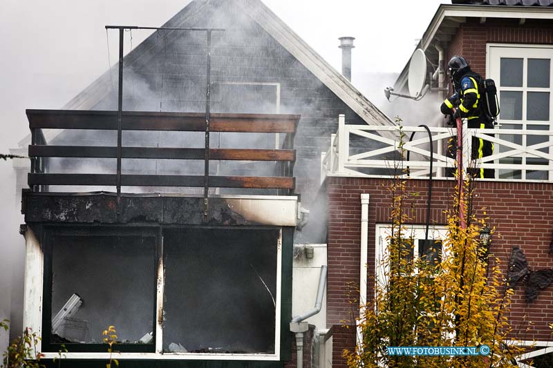 10111011.jpg - FOTOOPDRACHT:Hardinxveld-Giessendam:10-11-2010:Grote brand in woning - rookmelder alarmeert gezin, geen gewondenHARDINXVELD-GIESSENDAM - In een woning aan de Peulenstraat heeft op woensdagmorgen 10 november een grote brand gewoed. Hierbij vielen geen gewonden. De bewoners van het pand werden omstreeks 07.00 uur door de rookmelder gealarmeerd en konden zich op tijd in veiligheid brengen. Zij werden ondergebracht in het nabijgelegen gemeentehuis. Ook bewoners van het naastgelegen pand en van vier andere woningen werden op die locatie en bij familie en kennissen ondergebracht. De brand werd met groot materieel bestreden, de brandweer Hardinxveld-Giessendam en brandweerpersoneel uit de regio zetten alles op alles om de brand zo snel mogelijk onder controle te krijgen en de schade zo beperkt mogelijk te houden. Er werden drie blusvoertuigen, een hoogwerker en een meetploeg ingezet. De woning waarin de brand ontstond is onbewoonbaar verklaard, ook in het naastgelegen pand ontstond brand in de meterkast wat veel brand- en waterschade veroorzaakte. Twee winkelpanden/woningen aan de overkant liepen eveneens wat waterschade op. Meetploegen van de brandweer constateerden geen aanwezigheid van gevaarlijke stoffen waardoor de brand ook geen gevaar vormde voor de volksgezondheid in de directe omgeving en daarbuiten. Omstreeks 10.15 uur gaf de brandweer het sein brandmeester. De oorzaak van de brand is niet bekend. De brandweer heeft nog enige tijd nodig voor de laatste bluswerkzaamheden. Wanneer deze zijn voltooid zal de politie in de komende dagen technisch onderzoek doen op de plaats van het incident. De brand kreeg de classificatie GRIP 1 wat staat voor Gecoördineerde Regionale Bestrijdingsprocedure waarbij brandweer, politie, GHOR, gemeente, milieudienst en de bedrijfsspecialisten gezamenlijk optrekken op het gebied van bronbestrijding. De gemeente Hardinxveld-Giessendam draagt zorg voor de opvang en vervangende woonruimte voor de gedupeerde bewoners.Deze digitale