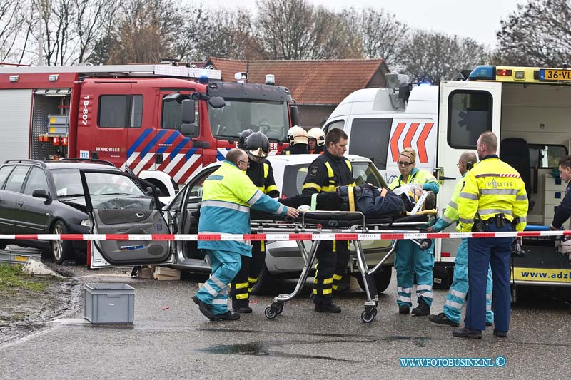 10111012.jpg - FOTOOPDRACHT:Gorinchem:10-11-2010:Ongeval Haarweg frontale botsing tussen twee personen auto's 2 mensen raakte gewond en werden naar het ziekenhuis afgevoerd.Deze digitale foto blijft eigendom van FOTOPERSBURO BUSINK. Wij hanteren de voorwaarden van het N.V.F. en N.V.J. Gebruik van deze foto impliceert dat u bekend bent  en akkoord gaat met deze voorwaarden bij publicatie.EB/ETIENNE BUSINK