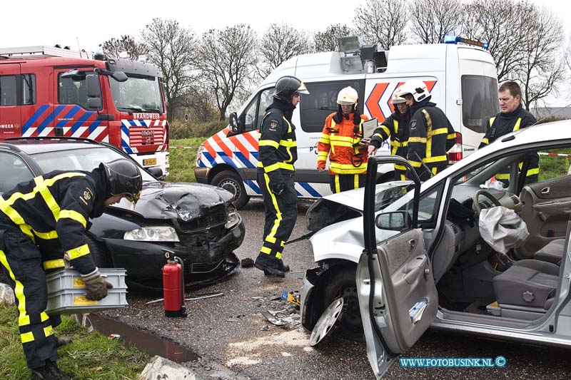 10111013.jpg - FOTOOPDRACHT:Gorinchem:10-11-2010:Ongeval Haarweg frontale botsing tussen twee personen auto's 2 mensen raakte gewond en werden naar het ziekenhuis afgevoerd.Deze digitale foto blijft eigendom van FOTOPERSBURO BUSINK. Wij hanteren de voorwaarden van het N.V.F. en N.V.J. Gebruik van deze foto impliceert dat u bekend bent  en akkoord gaat met deze voorwaarden bij publicatie.EB/ETIENNE BUSINK