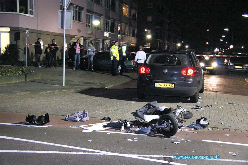 10111702.jpg - FOTOOPDRACHT:Dordrecht:17-10-2010:SCOOTERRIJDER GEWOND NA AANRIJDING MET POLITIEAUTO DORDRECHT - Een 17-jarige scooterrijder uit Dordrecht is op 17 november gewond geraakt toen hij werd aangereden door een onopvallende politieauto. De jongen raakte gewond aan zijn knie, aan zijn mond en aan zijn tenen. Voor hem kwam een ambulance ter plaatse en hij is naar het ziekenhuis vervoerd. Zijn verwondingen lijken mee te vallen. De agent in de politieauto was met spoed onderweg naar de melding en wilde op de Talmaweg afslaan om de Abraham Kuyperweg op te rijden. Uit tegemoet komende richting kwam de scooterrijder aanrijden. Op de kruising van beide straten ging het mis. De toedracht van het ongeval wordt onderzocht door de Politie Rotterdam-Rijnmond. Van dit korps kwamen dan ook verkeersongeval specialisten ter plaatse. Ook verkeersongevalspecialisten van de Regionale Verkeersondersteuning  van de Politie Zuid-Holland-Zuid waren op de plaats van de aanrijding. Zij stellen hun onderzoeksresultaten aan de politie Rotterdam-Rijnmond ter beschikkingDeze digitale foto blijft eigendom van FOTOPERSBURO BUSINK. Wij hanteren de voorwaarden van het N.V.F. en N.V.J. Gebruik van deze foto impliceert dat u bekend bent  en akkoord gaat met deze voorwaarden bij publicatie.EB/ETIENNE BUSINK