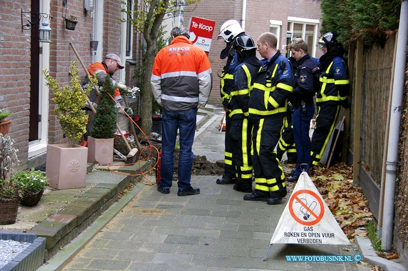 10111703.jpg - FOTOOPDRACHT:Dordrecht:17-11-2010:Aan de Kinkelenburg is tijdens werkzaamheden een gasleiding geraakt. Men is daar bezig met aanleggen van een glasvezelnetwerk. Door het boren in een muur is een gasleiding geraakt. Brandweer en Eneco hebben het lek gedicht. De gaslucht was in heel straat te ruiken.  Deze digitale foto blijft eigendom van FOTOPERSBURO BUSINK. Wij hanteren de voorwaarden van het N.V.F. en N.V.J. Gebruik van deze foto impliceert dat u bekend bent  en akkoord gaat met deze voorwaarden bij publicatie.EB/ETIENNE BUSINK