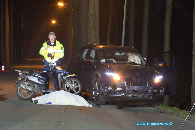 10111801.jpg - FOTOOPDRACHT:Dordrecht:18-11-2010:BROMFIETSER KOMT OM BIJ AANRIJDING MET PERSONENAUTO DORDRECHT - Donderdagavond 18 november heeft een ernstig ongeval plaatsgevonden op de Zuidendijk. Bij het ongeval waren een bromfiets en een personenauto betrokken. Een 40-jarige vrouw uit Dordrecht reed met haar personenauto over de Zuidendijk in de richting van de Provinciale weg. Ter hoogte van de Haaswijkweg Oost ontstond een aanrijding met de bromfietser (leeftijd en woonplaats onbekend). Politie en ambulance rukten direct uit, maar konden niets meer uitrichten voor de bestuurder van de bromfiets. De man raakte dermate ernstig gewond, dat deze direct na de aanrijding ter plaatse aan zijn verwondingen overleed. De bestuurster van de personenauto is op de plaats van het incident door ambulancepersoneel gecontroleerd. Zij bleek ongedeerd. Over de toedracht van het ongeval is nog niets bekend. Agenten hebben op de plaats van het ongeval enkele getuigen gesproken. Daarnaast kwam het team Regionale Verkeersondersteuning ter plaatse om een (sporen)onderzoek te doen. De Zuidendijk is enige tijd afgesloten geweest voor verkeer.Deze digitale foto blijft eigendom van FOTOPERSBURO BUSINK. Wij hanteren de voorwaarden van het N.V.F. en N.V.J. Gebruik van deze foto impliceert dat u bekend bent  en akkoord gaat met deze voorwaarden bij publicatie.EB/ETIENNE BUSINK