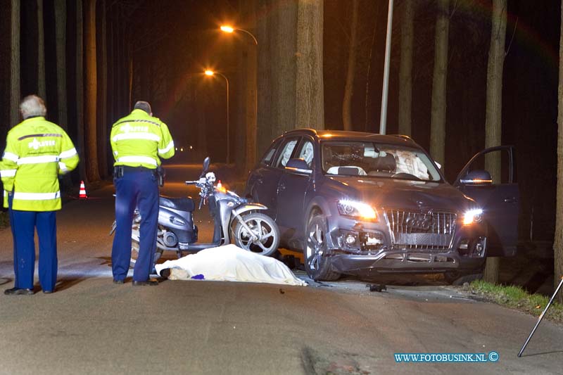 10111802.jpg - FOTOOPDRACHT:Dordrecht:18-11-2010:BROMFIETSER KOMT OM BIJ AANRIJDING MET PERSONENAUTO DORDRECHT - Donderdagavond 18 november heeft een ernstig ongeval plaatsgevonden op de Zuidendijk. Bij het ongeval waren een bromfiets en een personenauto betrokken. Een 40-jarige vrouw uit Dordrecht reed met haar personenauto over de Zuidendijk in de richting van de Provinciale weg. Ter hoogte van de Haaswijkweg Oost ontstond een aanrijding met de bromfietser (leeftijd en woonplaats onbekend). Politie en ambulance rukten direct uit, maar konden niets meer uitrichten voor de bestuurder van de bromfiets. De man raakte dermate ernstig gewond, dat deze direct na de aanrijding ter plaatse aan zijn verwondingen overleed. De bestuurster van de personenauto is op de plaats van het incident door ambulancepersoneel gecontroleerd. Zij bleek ongedeerd. Over de toedracht van het ongeval is nog niets bekend. Agenten hebben op de plaats van het ongeval enkele getuigen gesproken. Daarnaast kwam het team Regionale Verkeersondersteuning ter plaatse om een (sporen)onderzoek te doen. De Zuidendijk is enige tijd afgesloten geweest voor verkeer.Deze digitale foto blijft eigendom van FOTOPERSBURO BUSINK. Wij hanteren de voorwaarden van het N.V.F. en N.V.J. Gebruik van deze foto impliceert dat u bekend bent  en akkoord gaat met deze voorwaarden bij publicatie.EB/ETIENNE BUSINK