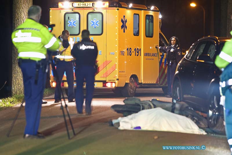 10111805.jpg - FOTOOPDRACHT:Dordrecht:18-11-2010:BROMFIETSER KOMT OM BIJ AANRIJDING MET PERSONENAUTO DORDRECHT - Donderdagavond 18 november heeft een ernstig ongeval plaatsgevonden op de Zuidendijk. Bij het ongeval waren een bromfiets en een personenauto betrokken. Een 40-jarige vrouw uit Dordrecht reed met haar personenauto over de Zuidendijk in de richting van de Provinciale weg. Ter hoogte van de Haaswijkweg Oost ontstond een aanrijding met de bromfietser (leeftijd en woonplaats onbekend). Politie en ambulance rukten direct uit, maar konden niets meer uitrichten voor de bestuurder van de bromfiets. De man raakte dermate ernstig gewond, dat deze direct na de aanrijding ter plaatse aan zijn verwondingen overleed. De bestuurster van de personenauto is op de plaats van het incident door ambulancepersoneel gecontroleerd. Zij bleek ongedeerd. Over de toedracht van het ongeval is nog niets bekend. Agenten hebben op de plaats van het ongeval enkele getuigen gesproken. Daarnaast kwam het team Regionale Verkeersondersteuning ter plaatse om een (sporen)onderzoek te doen. De Zuidendijk is enige tijd afgesloten geweest voor verkeer.Deze digitale foto blijft eigendom van FOTOPERSBURO BUSINK. Wij hanteren de voorwaarden van het N.V.F. en N.V.J. Gebruik van deze foto impliceert dat u bekend bent  en akkoord gaat met deze voorwaarden bij publicatie.EB/ETIENNE BUSINK