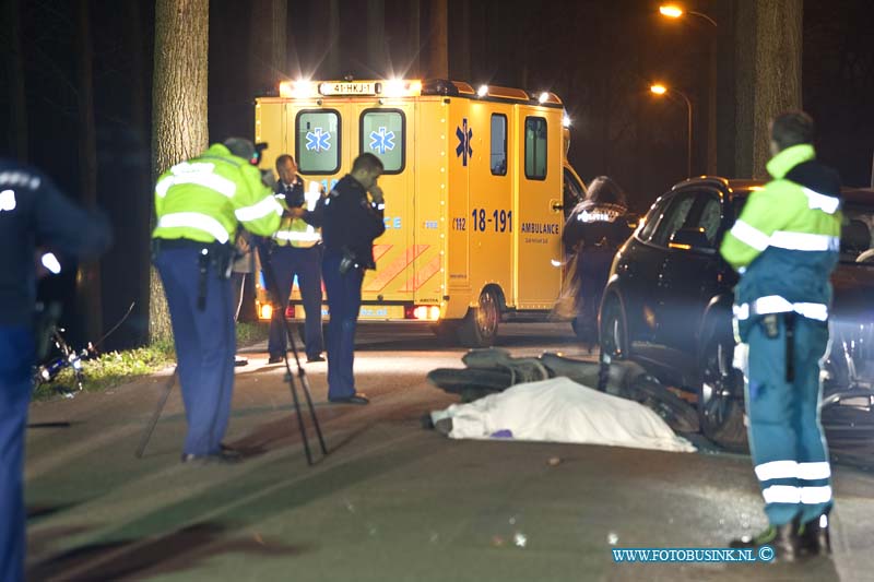 10111806.jpg - FOTOOPDRACHT:Dordrecht:18-11-2010:BROMFIETSER KOMT OM BIJ AANRIJDING MET PERSONENAUTO DORDRECHT - Donderdagavond 18 november heeft een ernstig ongeval plaatsgevonden op de Zuidendijk. Bij het ongeval waren een bromfiets en een personenauto betrokken. Een 40-jarige vrouw uit Dordrecht reed met haar personenauto over de Zuidendijk in de richting van de Provinciale weg. Ter hoogte van de Haaswijkweg Oost ontstond een aanrijding met de bromfietser (leeftijd en woonplaats onbekend). Politie en ambulance rukten direct uit, maar konden niets meer uitrichten voor de bestuurder van de bromfiets. De man raakte dermate ernstig gewond, dat deze direct na de aanrijding ter plaatse aan zijn verwondingen overleed. De bestuurster van de personenauto is op de plaats van het incident door ambulancepersoneel gecontroleerd. Zij bleek ongedeerd. Over de toedracht van het ongeval is nog niets bekend. Agenten hebben op de plaats van het ongeval enkele getuigen gesproken. Daarnaast kwam het team Regionale Verkeersondersteuning ter plaatse om een (sporen)onderzoek te doen. De Zuidendijk is enige tijd afgesloten geweest voor verkeer.Deze digitale foto blijft eigendom van FOTOPERSBURO BUSINK. Wij hanteren de voorwaarden van het N.V.F. en N.V.J. Gebruik van deze foto impliceert dat u bekend bent  en akkoord gaat met deze voorwaarden bij publicatie.EB/ETIENNE BUSINK