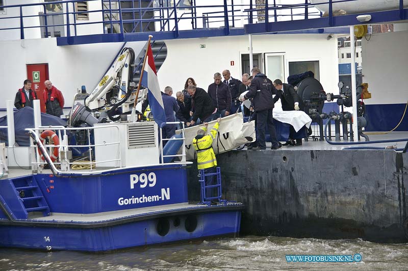 10112401.jpg - FOTOOPDRACHT:Zwijndrecht:24-11-2010:STOFFELIJK OVERSCHOT VAN ONBEKENDE MAN AANGETROFFEN ZWIJNDRECHT  In het water van de Oude Maas bij de Maasboulevard is op woensdagochtend 24 november het stoffelijk overschot van een nog onbekende volwassen man aangetroffen. Personeel van de bunkerboot ontdekte het stoffelijk overschot en waarschuwde direct Rijkswaterstaat en de politie. De Waterpolitie van het Korps Landelijke Politiediensten heeft het lichaam uit het water gehaald. Daarna het is het stoffelijk overschot naar het mortuarium overgebracht, waar het wordt onderzocht. Het is niet bekend of de man door zelfdoding, een ongeval, een misdrijf of een andere oorzaak om het leven is gekomen. Het onderzoek naar de identiteit van het slachtoffer en de toedracht ligt in handen van de recherche van het district Dordrecht/Zwijndrechtse Waard, in samenwerking met de Unit Forensische Opsporing en de Wijkpolitie Zwijndrechtse Waard Deze digitale foto blijft eigendom van FOTOPERSBURO BUSINK. Wij hanteren de voorwaarden van het N.V.F. en N.V.J. Gebruik van deze foto impliceert dat u bekend bent  en akkoord gaat met deze voorwaarden bij publicatie.EB/ETIENNE BUSINK