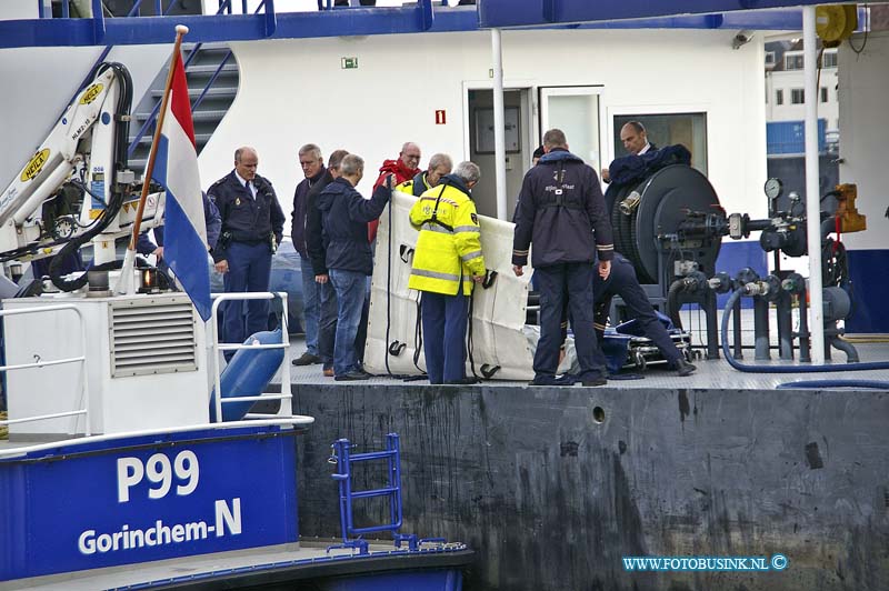 10112402.jpg - FOTOOPDRACHT:Zwijndrecht:24-11-2010:STOFFELIJK OVERSCHOT VAN ONBEKENDE MAN AANGETROFFEN ZWIJNDRECHT  In het water van de Oude Maas bij de Maasboulevard is op woensdagochtend 24 november het stoffelijk overschot van een nog onbekende volwassen man aangetroffen. Personeel van de bunkerboot ontdekte het stoffelijk overschot en waarschuwde direct Rijkswaterstaat en de politie. De Waterpolitie van het Korps Landelijke Politiediensten heeft het lichaam uit het water gehaald. Daarna het is het stoffelijk overschot naar het mortuarium overgebracht, waar het wordt onderzocht. Het is niet bekend of de man door zelfdoding, een ongeval, een misdrijf of een andere oorzaak om het leven is gekomen. Het onderzoek naar de identiteit van het slachtoffer en de toedracht ligt in handen van de recherche van het district Dordrecht/Zwijndrechtse Waard, in samenwerking met de Unit Forensische Opsporing en de Wijkpolitie Zwijndrechtse Waard Deze digitale foto blijft eigendom van FOTOPERSBURO BUSINK. Wij hanteren de voorwaarden van het N.V.F. en N.V.J. Gebruik van deze foto impliceert dat u bekend bent  en akkoord gaat met deze voorwaarden bij publicatie.EB/ETIENNE BUSINK