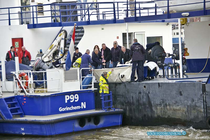 10112403.jpg - FOTOOPDRACHT:Zwijndrecht:24-11-2010:STOFFELIJK OVERSCHOT VAN ONBEKENDE MAN AANGETROFFEN ZWIJNDRECHT  In het water van de Oude Maas bij de Maasboulevard is op woensdagochtend 24 november het stoffelijk overschot van een nog onbekende volwassen man aangetroffen. Personeel van de bunkerboot ontdekte het stoffelijk overschot en waarschuwde direct Rijkswaterstaat en de politie. De Waterpolitie van het Korps Landelijke Politiediensten heeft het lichaam uit het water gehaald. Daarna het is het stoffelijk overschot naar het mortuarium overgebracht, waar het wordt onderzocht. Het is niet bekend of de man door zelfdoding, een ongeval, een misdrijf of een andere oorzaak om het leven is gekomen. Het onderzoek naar de identiteit van het slachtoffer en de toedracht ligt in handen van de recherche van het district Dordrecht/Zwijndrechtse Waard, in samenwerking met de Unit Forensische Opsporing en de Wijkpolitie Zwijndrechtse Waard Deze digitale foto blijft eigendom van FOTOPERSBURO BUSINK. Wij hanteren de voorwaarden van het N.V.F. en N.V.J. Gebruik van deze foto impliceert dat u bekend bent  en akkoord gaat met deze voorwaarden bij publicatie.EB/ETIENNE BUSINK