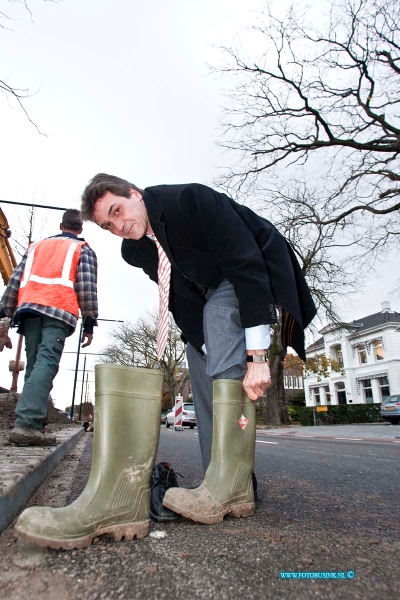 10112503.jpg - FOTOOPDRACHT:Dordrecht:25-11-2010:De werkzaamheden aan het Stationsgebied bevinden zich in een finale fase. Begin 2011 zal de omgeving van het station geheel vernieuwd zijn. Donderdag 25 november worden de Burgemeester de Raadtsingel en Stationsweg formeel opgeleverd aan de gemeente. Om dit luister bij te zetten plant wethouder Ferdinand van den Oever een boom in de middenberm van de Burgemeester de Raadtsingel, tussen het busstation en de rotonde.Deze digitale foto blijft eigendom van FOTOPERSBURO BUSINK. Wij hanteren de voorwaarden van het N.V.F. en N.V.J. Gebruik van deze foto impliceert dat u bekend bent  en akkoord gaat met deze voorwaarden bij publicatie.EB/ETIENNE BUSINK