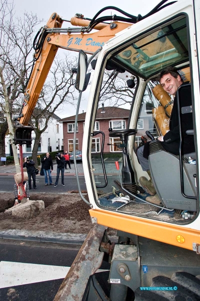 10112504.jpg - FOTOOPDRACHT:Dordrecht:25-11-2010:De werkzaamheden aan het Stationsgebied bevinden zich in een finale fase. Begin 2011 zal de omgeving van het station geheel vernieuwd zijn. Donderdag 25 november worden de Burgemeester de Raadtsingel en Stationsweg formeel opgeleverd aan de gemeente. Om dit luister bij te zetten plant wethouder Ferdinand van den Oever een boom in de middenberm van de Burgemeester de Raadtsingel, tussen het busstation en de rotonde.Deze digitale foto blijft eigendom van FOTOPERSBURO BUSINK. Wij hanteren de voorwaarden van het N.V.F. en N.V.J. Gebruik van deze foto impliceert dat u bekend bent  en akkoord gaat met deze voorwaarden bij publicatie.EB/ETIENNE BUSINK