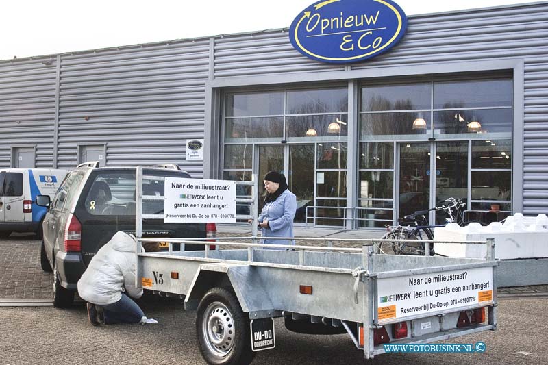 10112602.jpg - FOTOOPDRACHT:Zwijndrecht:26-11-2010:Netwerk / Opnieuw&Co aan de Lindtsedijk 86 in Zwijndrecht Bezoekers van Milieustraat Noordpolder kunnen vanaf 1 december namelijk hun gratis leenaanhanger ophalen bij Opnieuw&Co in Zwijndrecht. Deze digitale foto blijft eigendom van FOTOPERSBURO BUSINK. Wij hanteren de voorwaarden van het N.V.F. en N.V.J. Gebruik van deze foto impliceert dat u bekend bent  en akkoord gaat met deze voorwaarden bij publicatie.EB/ETIENNE BUSINK