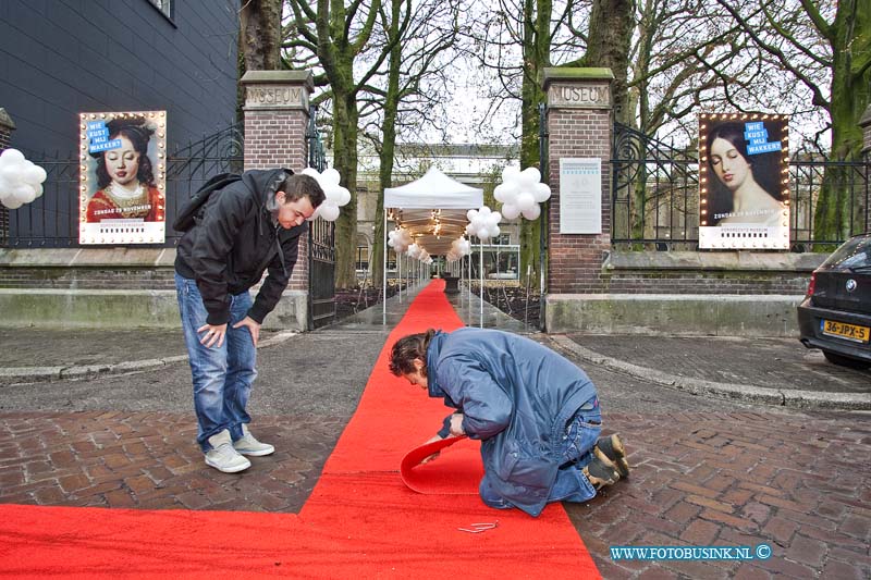 10112702.jpg - FOTOOPDRACHT:Dordrecht:27-11-2010:Foto: Nog even de laatstehand ter voorbereiding zodat men van uit de Augustijnenkerk naar het museum kunnen over de rode loper kunnen lopen. Officiële opening vernieuwde Dordrechts MuseumWethouder F.J. van den Oever (Cultuur) is gastheer bij de officiële opening van het vernieuwde Dordrechts Museum. Genodigden, waaronder leden van het college van burgemeester en wethouders, worden vanaf 10.30 uur ontvangen in de Augustijnenkerk en daarna in de gelegenheid gesteld het vernieuwde museum te bezichtigen. Staatssecretaris van Onderwijs, Cultuur en Wetenschap Halbe Zijlstra zal de openingshandeling verrichten. Na deze opening is het museum in de maand december voor alle Dordtenaren gratis toegankelijk.Informatie: Marije Neggers, Dordrechts Museum, telefoon (078) 770 52 02.Deze digitale foto blijft eigendom van FOTOPERSBURO BUSINK. Wij hanteren de voorwaarden van het N.V.F. en N.V.J. Gebruik van deze foto impliceert dat u bekend bent  en akkoord gaat met deze voorwaarden bij publicatie.EB/ETIENNE BUSINK