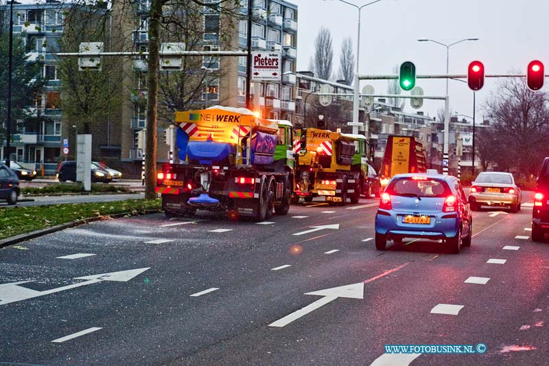 10112904.jpg - FOTOOPDRACHT:Dordrecht:29-11-2010:Dordrecht: De strooiploegen van Netwerk gaan massaal de straten op om de gladheid tegen te gaan in Dordrecht. Op de foto rijden ze op de Oranjelaan.Deze digitale foto blijft eigendom van FOTOPERSBURO BUSINK. Wij hanteren de voorwaarden van het N.V.F. en N.V.J. Gebruik van deze foto impliceert dat u bekend bent  en akkoord gaat met deze voorwaarden bij publicatie.EB/ETIENNE BUSINK