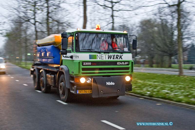 10112905.jpg - FOTOOPDRACHT:Dordrecht:29-11-2010:Dordrecht: De strooiploegen van Netwerk gaan massaal de straten op om de gladheid tegen te gaan in Dordrecht. Op de foto rijden ze op de Oranjelaan.Deze digitale foto blijft eigendom van FOTOPERSBURO BUSINK. Wij hanteren de voorwaarden van het N.V.F. en N.V.J. Gebruik van deze foto impliceert dat u bekend bent  en akkoord gaat met deze voorwaarden bij publicatie.EB/ETIENNE BUSINK