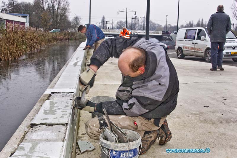 10112907.jpg - FOTOOPDRACHT:Dordrecht:29-11-2010:Dordrecht laan de VN bij de spoortunnel  is men eindelijk begonnen met het verwijderen van de losse tegels die het verkeer al maanden hinderen door dat er 1 rijbaan is afgesloten.Deze digitale foto blijft eigendom van FOTOPERSBURO BUSINK. Wij hanteren de voorwaarden van het N.V.F. en N.V.J. Gebruik van deze foto impliceert dat u bekend bent  en akkoord gaat met deze voorwaarden bij publicatie.EB/ETIENNE BUSINK