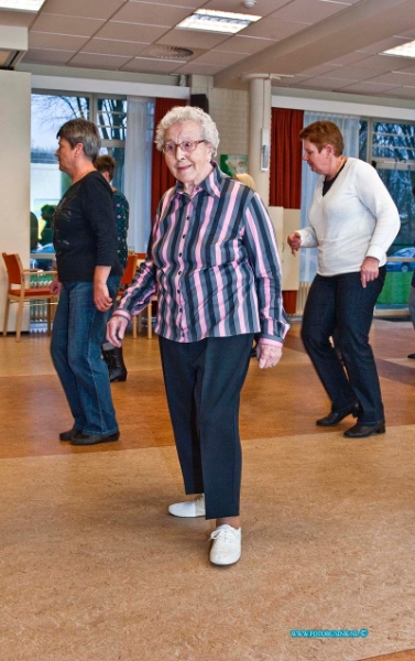 10112915.jpg - FOTOOPDRACHT:Dordrecht:29-11-2010:Gravenhorst  recreatie zaal line dance voor ouderen met Nelly van der HorstDeze digitale foto blijft eigendom van FOTOPERSBURO BUSINK. Wij hanteren de voorwaarden van het N.V.F. en N.V.J. Gebruik van deze foto impliceert dat u bekend bent  en akkoord gaat met deze voorwaarden bij publicatie.EB/ETIENNE BUSINK