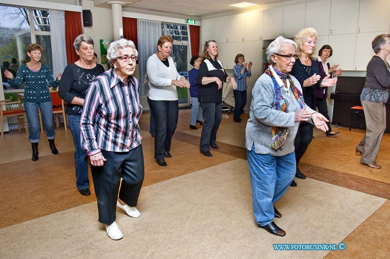 10112916.jpg - FOTOOPDRACHT:Dordrecht:29-11-2010:Gravenhorst  recreatie zaal line dance voor ouderen met Nelly van der HorstDeze digitale foto blijft eigendom van FOTOPERSBURO BUSINK. Wij hanteren de voorwaarden van het N.V.F. en N.V.J. Gebruik van deze foto impliceert dat u bekend bent  en akkoord gaat met deze voorwaarden bij publicatie.EB/ETIENNE BUSINK