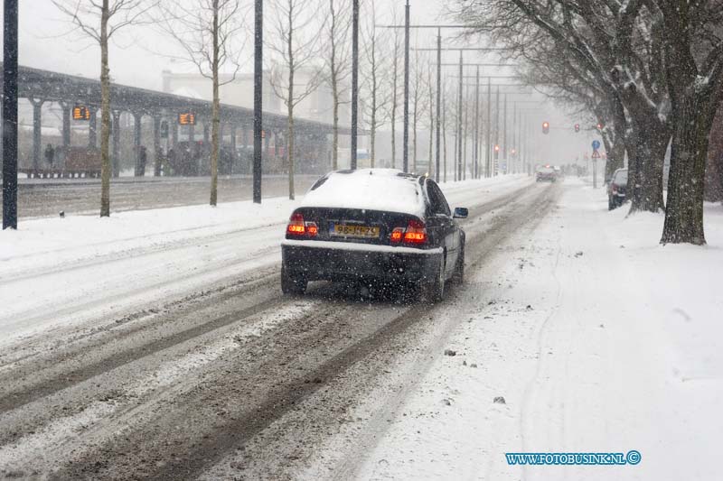 10120401.jpg - FOTOOPDRACHT:Dordrecht:04-12-2010:Foto: Burgermeester de RaadsingelSlecht weer sneeuw veroorzaak slecht berijdbare wegen Dordt, door dat er ook niet met sneeuw schuivers werd gestrooid of sneeuw geschoven.Deze digitale foto blijft eigendom van FOTOPERSBURO BUSINK. Wij hanteren de voorwaarden van het N.V.F. en N.V.J. Gebruik van deze foto impliceert dat u bekend bent  en akkoord gaat met deze voorwaarden bij publicatie.EB/ETIENNE BUSINK