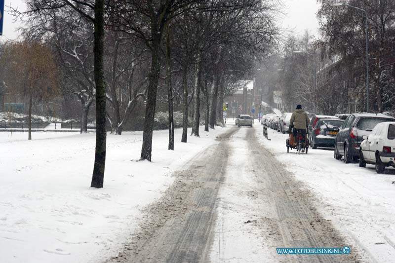 10120402.jpg - FOTOOPDRACHT:Dordrecht:04-12-2010:Foto: Hugo de Grootlaan.Slecht weer sneeuw veroorzaak slecht berijdbare wegen Dordt, door dat er ook niet met sneeuw schuivers werd gestrooid of sneeuw geschoven.Deze digitale foto blijft eigendom van FOTOPERSBURO BUSINK. Wij hanteren de voorwaarden van het N.V.F. en N.V.J. Gebruik van deze foto impliceert dat u bekend bent  en akkoord gaat met deze voorwaarden bij publicatie.EB/ETIENNE BUSINK