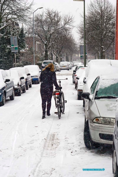 10120403.jpg - FOTOOPDRACHT:Dordrecht:04-12-2010:Foto: Fietsen is echt onmogelijk in Dordrecht Rozenstraat.Slecht weer sneeuw veroorzaak slecht berijdbare wegen Dordt, door dat er ook niet met sneeuw schuivers werd gestrooid of sneeuw geschoven.Deze digitale foto blijft eigendom van FOTOPERSBURO BUSINK. Wij hanteren de voorwaarden van het N.V.F. en N.V.J. Gebruik van deze foto impliceert dat u bekend bent  en akkoord gaat met deze voorwaarden bij publicatie.EB/ETIENNE BUSINK