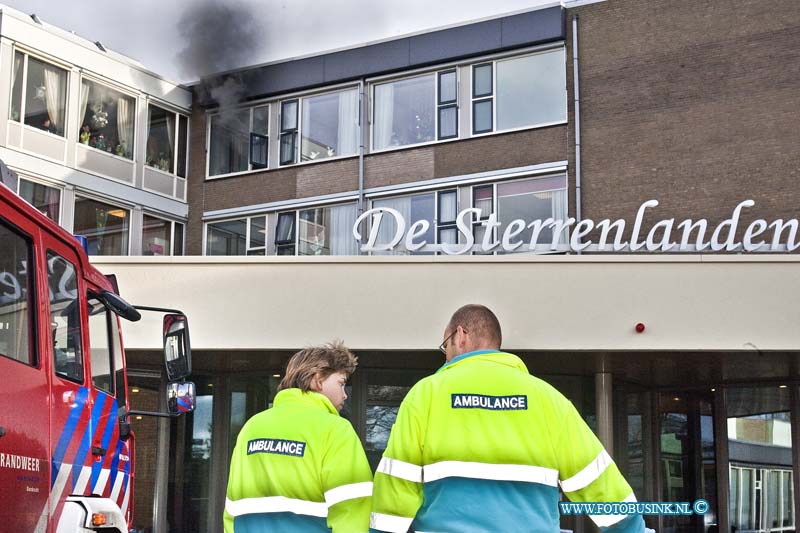 10120905.jpg - FOTOOPDRACHT:Dordrecht:09-12-2010:Vanmorgen heeft in Zorgcentrum Spectrum aan de Minaartweg te Dordrecht korte tijd brand gewoed in een machine om poo te reiningen. De brandweer had de brand op de 3e etage snel onder controle. De BHV'ers deden hun werk erg goed en enkele bewoners waren naar de afgesproken opvang plek gebracht. Er raakte 1 werkruimte door roet en rook schade zwaar beschadigdDeze digitale foto blijft eigendom van FOTOPERSBURO BUSINK. Wij hanteren de voorwaarden van het N.V.F. en N.V.J. Gebruik van deze foto impliceert dat u bekend bent  en akkoord gaat met deze voorwaarden bij publicatie.EB/ETIENNE BUSINK