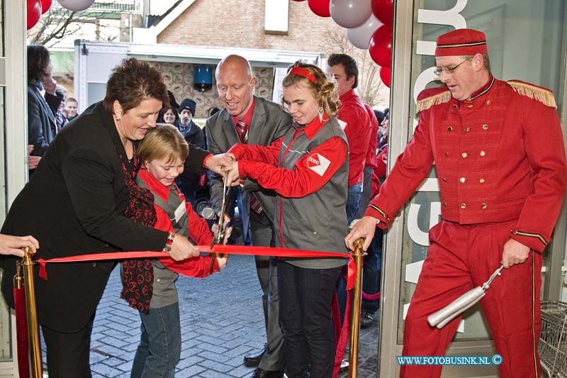 10120907.jpg - FOTOOPDRACHT:Dordrecht:09-12-2010:Dubbeldam opent de C1000 haar deuren op het Damplein (oude Super de Boer). De opening wordt verricht door de 2 dochtertjes van de familie VisserDeze digitale foto blijft eigendom van FOTOPERSBURO BUSINK. Wij hanteren de voorwaarden van het N.V.F. en N.V.J. Gebruik van deze foto impliceert dat u bekend bent  en akkoord gaat met deze voorwaarden bij publicatie.EB/ETIENNE BUSINK