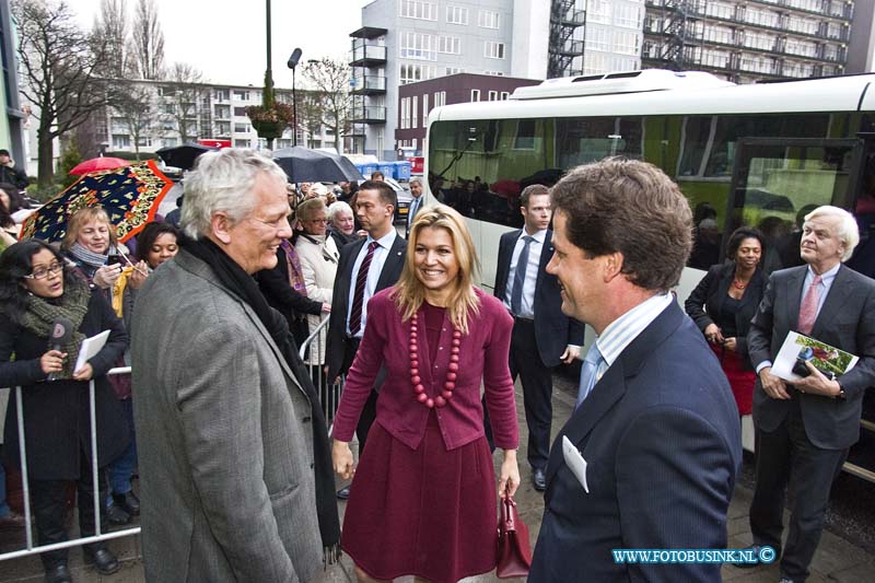 10121002.jpg - FOTOOPDRACHT:Dordrecht:10-12-2010:Prinses Máxima opent Microfinancieringsondernemerspunt Dordrecht Hare Koninklijke Hoogheid Prinses Máxima der Nederlanden brengt vrijdagochtend 10 december, als lid van de Raad van Microfinanciering, een werkbezoek aan Dordrecht en opent daar het Microfinancieringsondernemerspunt (MF-ondernemerspunt). Prinses Máxima start het werkbezoek met de opening van het nieuwe MF-ondernemerspunt in de Stadswinkel. Aanluitend spreken de Prinses en de leden van de Raad met de direct betrokkenen over hun visie en de opgedane ervaringen bij het opzetten van het MF-ondernemerspunt. Initiatiefnemer van dit MF-ondernemerspunt is de gemeente Dordrecht in nauwe samenwerking met de Kamer van Koophandel Rotterdam, ondersteund door Drechtsteden Akkoord, Ondernemersadvies Drechtsteden en Contact jonge Bedrijven Drechtsteden. Microfinanciering in Nederland is er voor mensen met goede ondernemersplannen, maar die hulp nodig hebben bij de uitwerking van hun plannen of bij een bank niet terecht kunnen. Met coaching én krediet krijgen zij de kans hun plannen tot werkelijkheid te maken.Deze digitale foto blijft eigendom van FOTOPERSBURO BUSINK. Wij hanteren de voorwaarden van het N.V.F. en N.V.J. Gebruik van deze foto impliceert dat u bekend bent  en akkoord gaat met deze voorwaarden bij publicatie.EB/ETIENNE BUSINK