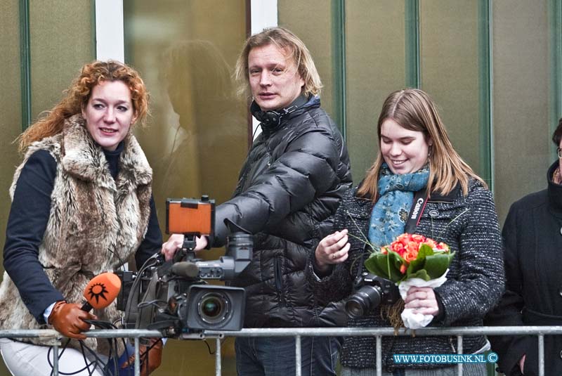 10121004.jpg - FOTOOPDRACHT:Dordrecht:10-12-2010:Foto: RTL de fan van, was er in Dordrecht ook bij ze kon het bloemetje afgeven aan maxima toen zij het stadskantoor verliet.Prinses Máxima opent Microfinancieringsondernemerspunt Dordrecht Hare Koninklijke Hoogheid Prinses Máxima der Nederlanden brengt vrijdagochtend 10 december, als lid van de Raad van Microfinanciering, een werkbezoek aan Dordrecht en opent daar het Microfinancieringsondernemerspunt (MF-ondernemerspunt). Prinses Máxima start het werkbezoek met de opening van het nieuwe MF-ondernemerspunt in de Stadswinkel. Aanluitend spreken de Prinses en de leden van de Raad met de direct betrokkenen over hun visie en de opgedane ervaringen bij het opzetten van het MF-ondernemerspunt. Initiatiefnemer van dit MF-ondernemerspunt is de gemeente Dordrecht in nauwe samenwerking met de Kamer van Koophandel Rotterdam, ondersteund door Drechtsteden Akkoord, Ondernemersadvies Drechtsteden en Contact jonge Bedrijven Drechtsteden. Microfinanciering in Nederland is er voor mensen met goede ondernemersplannen, maar die hulp nodig hebben bij de uitwerking van hun plannen of bij een bank niet terecht kunnen. Met coaching én krediet krijgen zij de kans hun plannen tot werkelijkheid te maken.Deze digitale foto blijft eigendom van FOTOPERSBURO BUSINK. Wij hanteren de voorwaarden van het N.V.F. en N.V.J. Gebruik van deze foto impliceert dat u bekend bent  en akkoord gaat met deze voorwaarden bij publicatie.EB/ETIENNE BUSINK