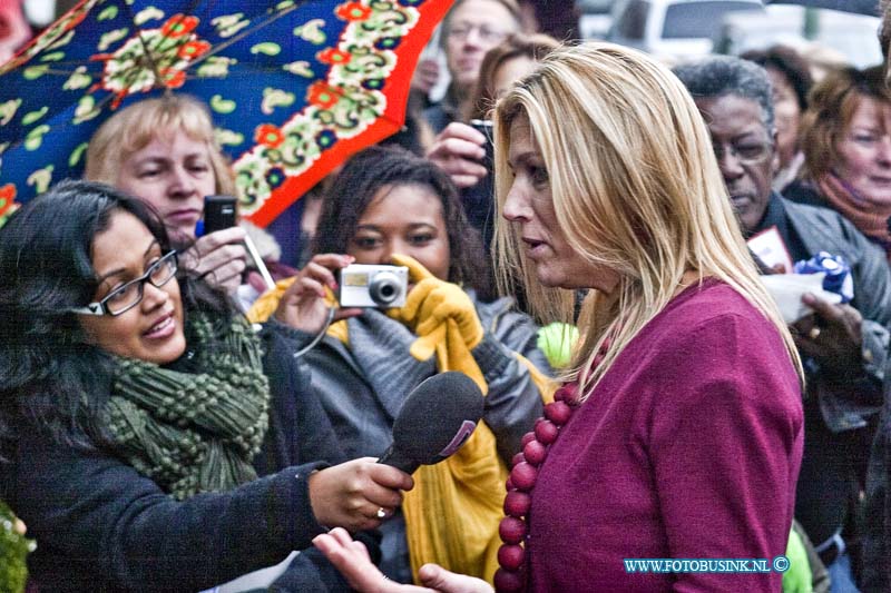 10121005.jpg - FOTOOPDRACHT:Dordrecht:10-12-2010:Prinses Máxima opent Microfinancieringsondernemerspunt Dordrecht Hare Koninklijke Hoogheid Prinses Máxima der Nederlanden brengt vrijdagochtend 10 december, als lid van de Raad van Microfinanciering, een werkbezoek aan Dordrecht en opent daar het Microfinancieringsondernemerspunt (MF-ondernemerspunt). Prinses Máxima start het werkbezoek met de opening van het nieuwe MF-ondernemerspunt in de Stadswinkel. Aanluitend spreken de Prinses en de leden van de Raad met de direct betrokkenen over hun visie en de opgedane ervaringen bij het opzetten van het MF-ondernemerspunt. Initiatiefnemer van dit MF-ondernemerspunt is de gemeente Dordrecht in nauwe samenwerking met de Kamer van Koophandel Rotterdam, ondersteund door Drechtsteden Akkoord, Ondernemersadvies Drechtsteden en Contact jonge Bedrijven Drechtsteden. Microfinanciering in Nederland is er voor mensen met goede ondernemersplannen, maar die hulp nodig hebben bij de uitwerking van hun plannen of bij een bank niet terecht kunnen. Met coaching én krediet krijgen zij de kans hun plannen tot werkelijkheid te maken.Deze digitale foto blijft eigendom van FOTOPERSBURO BUSINK. Wij hanteren de voorwaarden van het N.V.F. en N.V.J. Gebruik van deze foto impliceert dat u bekend bent  en akkoord gaat met deze voorwaarden bij publicatie.EB/ETIENNE BUSINK