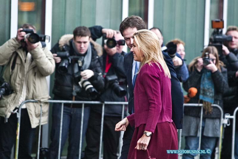 10121006.jpg - FOTOOPDRACHT:Dordrecht:10-12-2010:Prinses Máxima opent Microfinancieringsondernemerspunt Dordrecht Hare Koninklijke Hoogheid Prinses Máxima der Nederlanden brengt vrijdagochtend 10 december, als lid van de Raad van Microfinanciering, een werkbezoek aan Dordrecht en opent daar het Microfinancieringsondernemerspunt (MF-ondernemerspunt). Prinses Máxima start het werkbezoek met de opening van het nieuwe MF-ondernemerspunt in de Stadswinkel. Aanluitend spreken de Prinses en de leden van de Raad met de direct betrokkenen over hun visie en de opgedane ervaringen bij het opzetten van het MF-ondernemerspunt. Initiatiefnemer van dit MF-ondernemerspunt is de gemeente Dordrecht in nauwe samenwerking met de Kamer van Koophandel Rotterdam, ondersteund door Drechtsteden Akkoord, Ondernemersadvies Drechtsteden en Contact jonge Bedrijven Drechtsteden. Microfinanciering in Nederland is er voor mensen met goede ondernemersplannen, maar die hulp nodig hebben bij de uitwerking van hun plannen of bij een bank niet terecht kunnen. Met coaching én krediet krijgen zij de kans hun plannen tot werkelijkheid te maken.Deze digitale foto blijft eigendom van FOTOPERSBURO BUSINK. Wij hanteren de voorwaarden van het N.V.F. en N.V.J. Gebruik van deze foto impliceert dat u bekend bent  en akkoord gaat met deze voorwaarden bij publicatie.EB/ETIENNE BUSINK