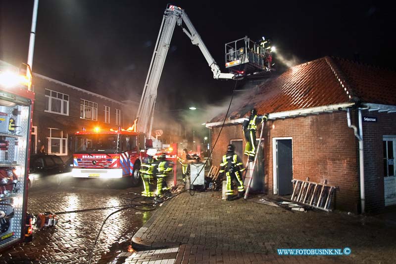 10121101.jpg - FOTOOPDRACHT:Dordrecht:11-12-2010:Brand in garages aan de Billitonstraat / Snipstraat na bij het vogelpleinDeze digitale foto blijft eigendom van FOTOPERSBURO BUSINK. Wij hanteren de voorwaarden van het N.V.F. en N.V.J. Gebruik van deze foto impliceert dat u bekend bent  en akkoord gaat met deze voorwaarden bij publicatie.EB/ETIENNE BUSINK