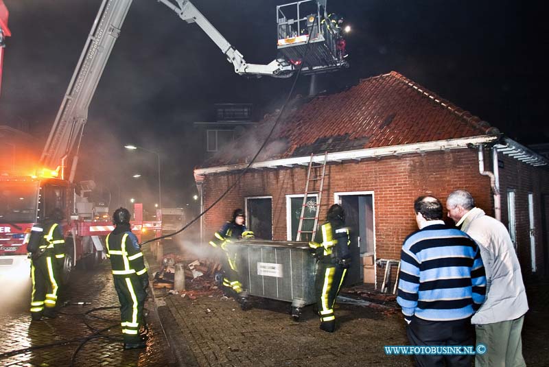 10121102.jpg - FOTOOPDRACHT:Dordrecht:11-12-2010:Brand in garages aan de Billitonstraat / Snipstraat na bij het vogelpleinDeze digitale foto blijft eigendom van FOTOPERSBURO BUSINK. Wij hanteren de voorwaarden van het N.V.F. en N.V.J. Gebruik van deze foto impliceert dat u bekend bent  en akkoord gaat met deze voorwaarden bij publicatie.EB/ETIENNE BUSINK