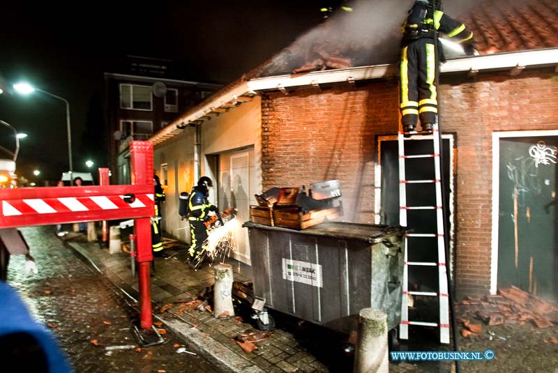 10121103.jpg - FOTOOPDRACHT:Dordrecht:11-12-2010:Brand in garages aan de Billitonstraat / Snipstraat na bij het vogelpleinDeze digitale foto blijft eigendom van FOTOPERSBURO BUSINK. Wij hanteren de voorwaarden van het N.V.F. en N.V.J. Gebruik van deze foto impliceert dat u bekend bent  en akkoord gaat met deze voorwaarden bij publicatie.EB/ETIENNE BUSINK